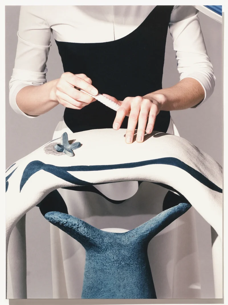 Illustration: Handpflege mit neutralen, weichen Texturen